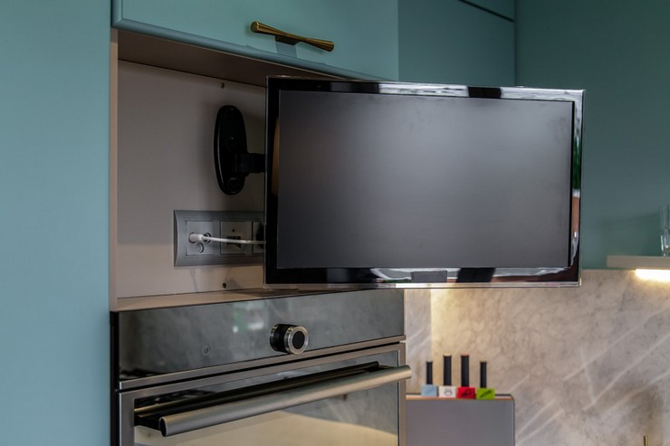 Варианты установки телевизора в кухне